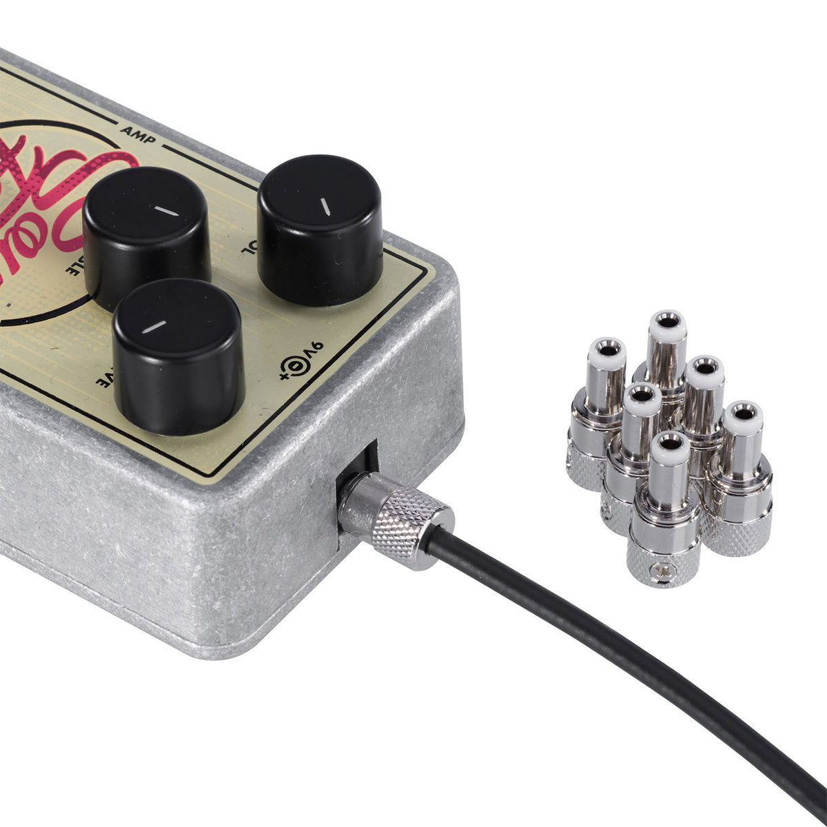 IVU POK-03 solderless DC plug connected to a guitar pedal with spare plugs nearby